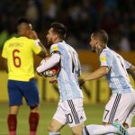 El jugador de la selección Argentina Lionel Messi (c) celebra junto a su compañero Dario Benedetto (d) después de anotar un gol