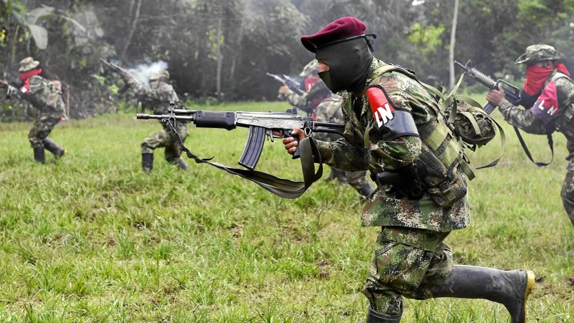 Un grupo de guerrilleros del ELN practica tiro en la selva colombiana