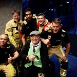 Hockney junto a la brigada de bomberos que lo rescató