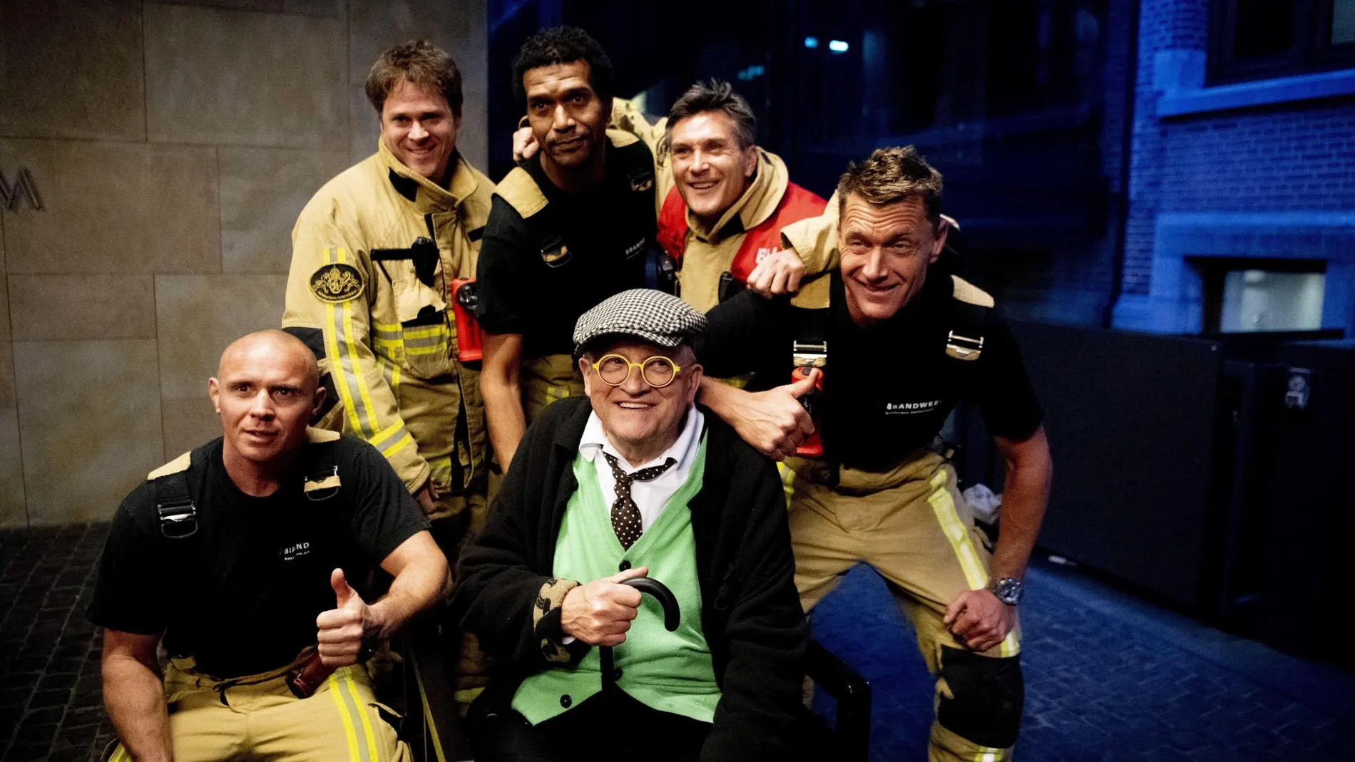 Hockney junto a la brigada de bomberos que lo rescató