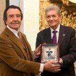 El empresario Enrique Cornejo recibe el premio de manos del presidente de la Asociación, Félix Hernández