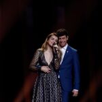 Amaia lució un vestido negro con trazos plateados y dorados y Alfred un traje azul / Foto: Reuters
