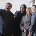 Manuela Carmena, con los actores indios, en un encuentro previo en Madrid
