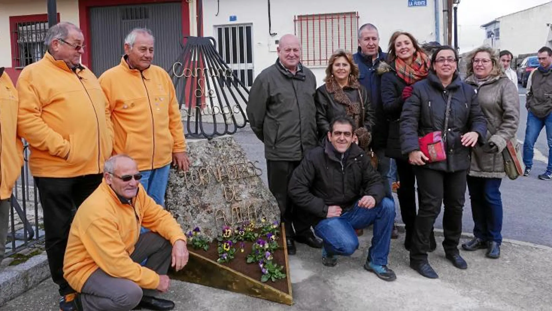 La Asociación Amigos del Camino de Santiago en Ávila inaugura la primera escultura con motivos jacobeos