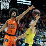 trata de impedir el lanzamiento a canasta del base del Iberostar Tenerife, Rodrigo San Miguel (d),