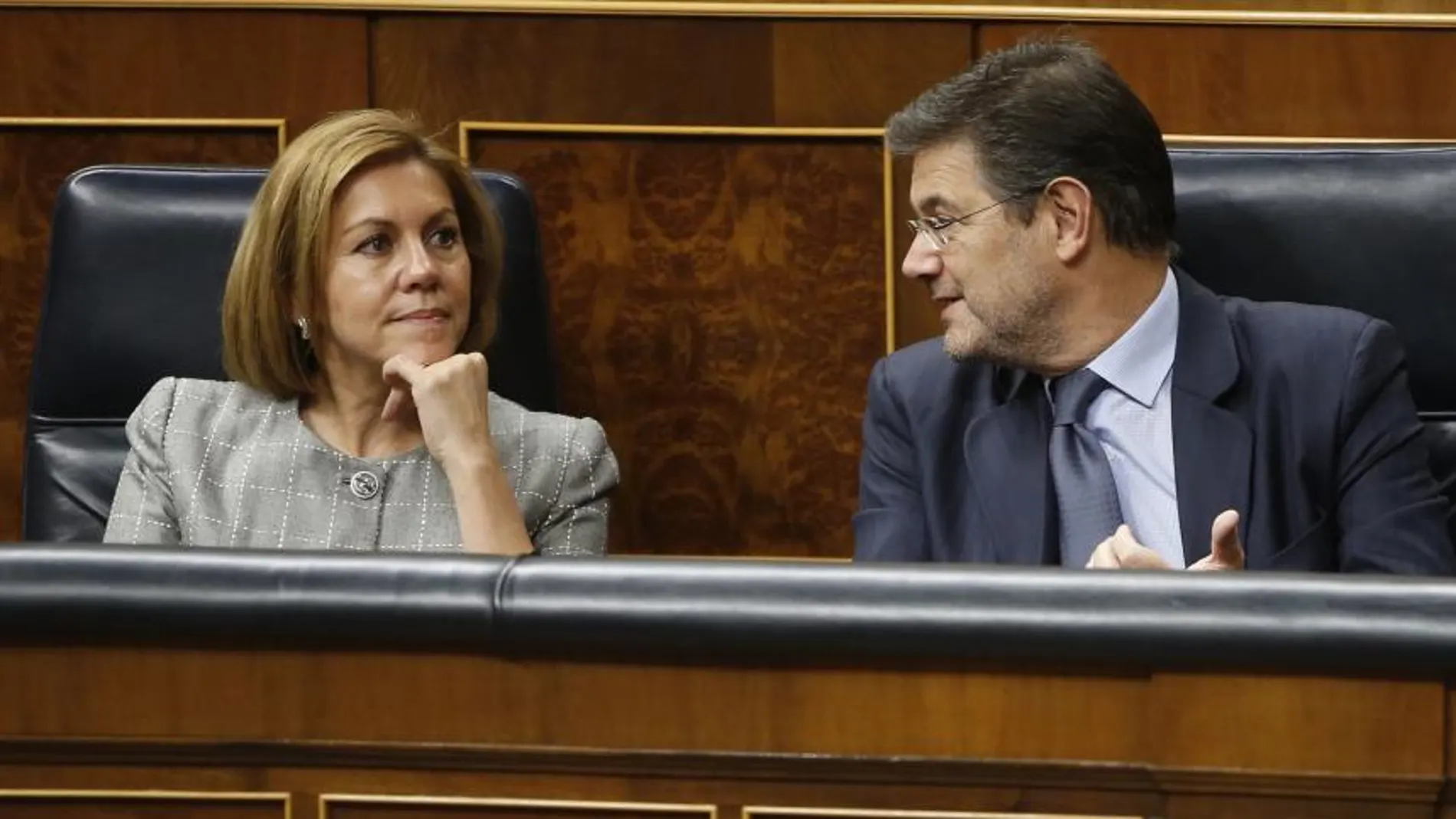 Los ministros de Justicia, Rafael Catalá y Defensa, María Dolores de Cospedal durante el pleno del Congreso de los Diputados, esta tarde en Madrid