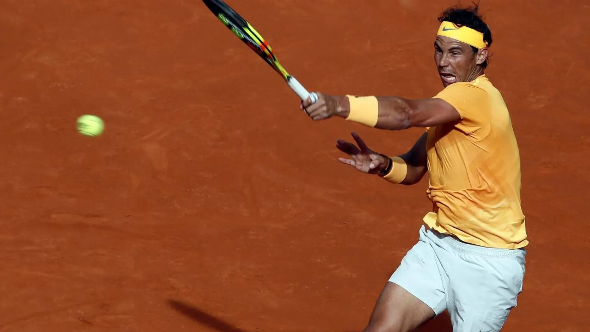 El tenista español, Rafael Nadal, devuelve una bola al austriaco, Dominic Thiem. EFE/Mariscal