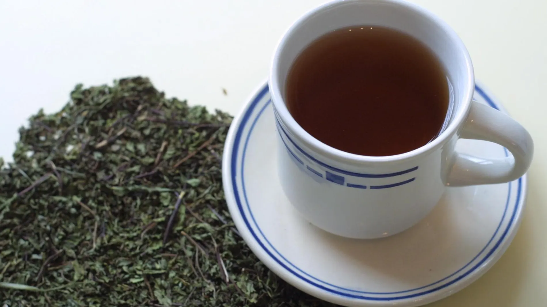 Una taza de té verde contiene aproximadamente 80 miligramos de un compuesto antioxidante denominado galato de epigalocatequina o EGCG