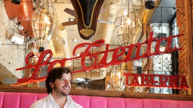 César Molero, propietario de la Taberna La Tienta, uno de los locales afectados por las multas durante las fiestas de San Isidro
