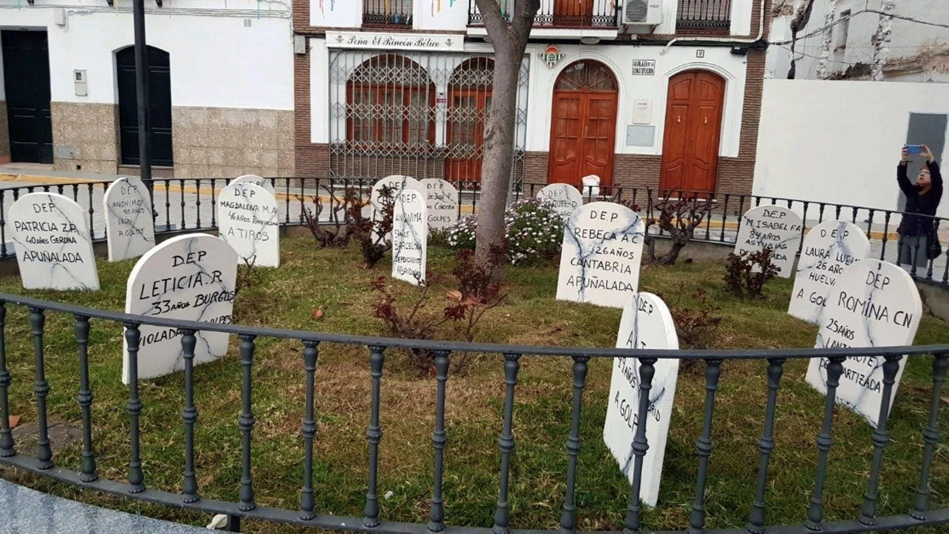 El Saucejo, en Sevilla, colocó 64 lápidas como homenaje a las mujeres asesinadas en el último año en España por violencia de género / Foto: Efe