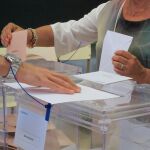 Una mujer ejercer su derecho al voto