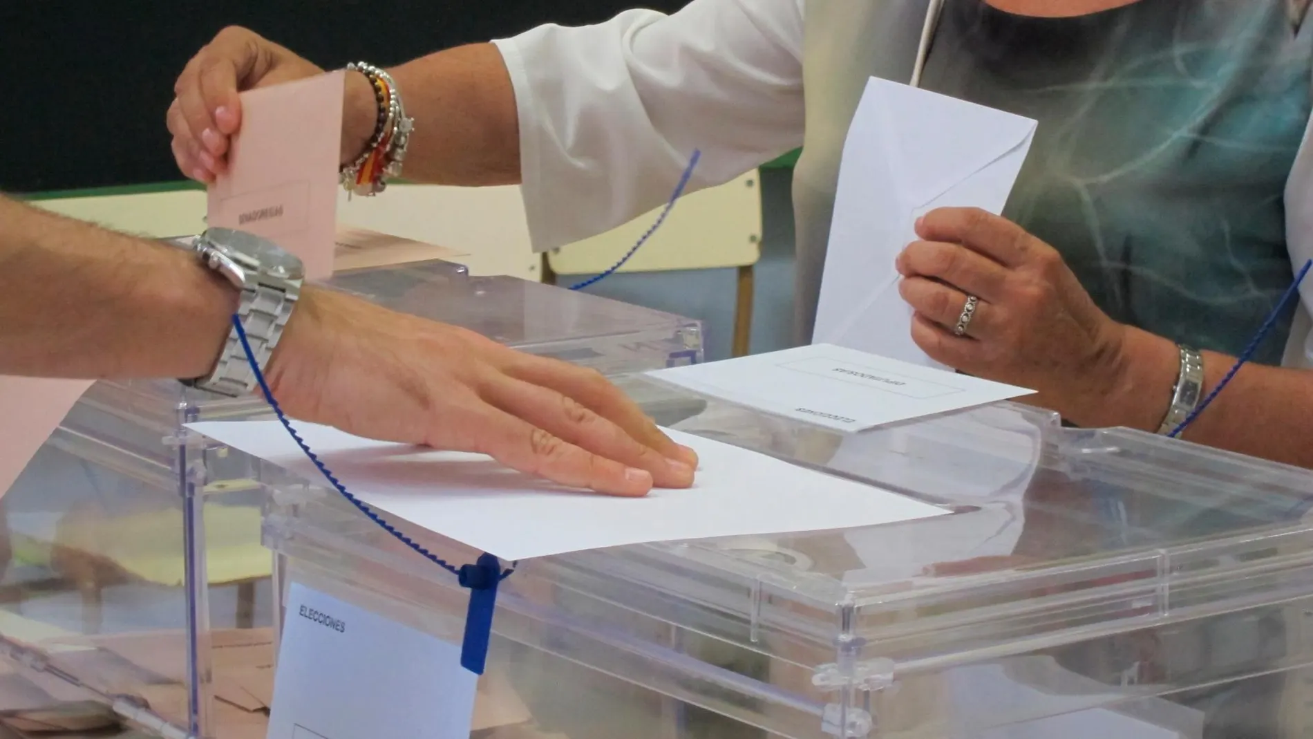 Una mujer ejercer su derecho al voto