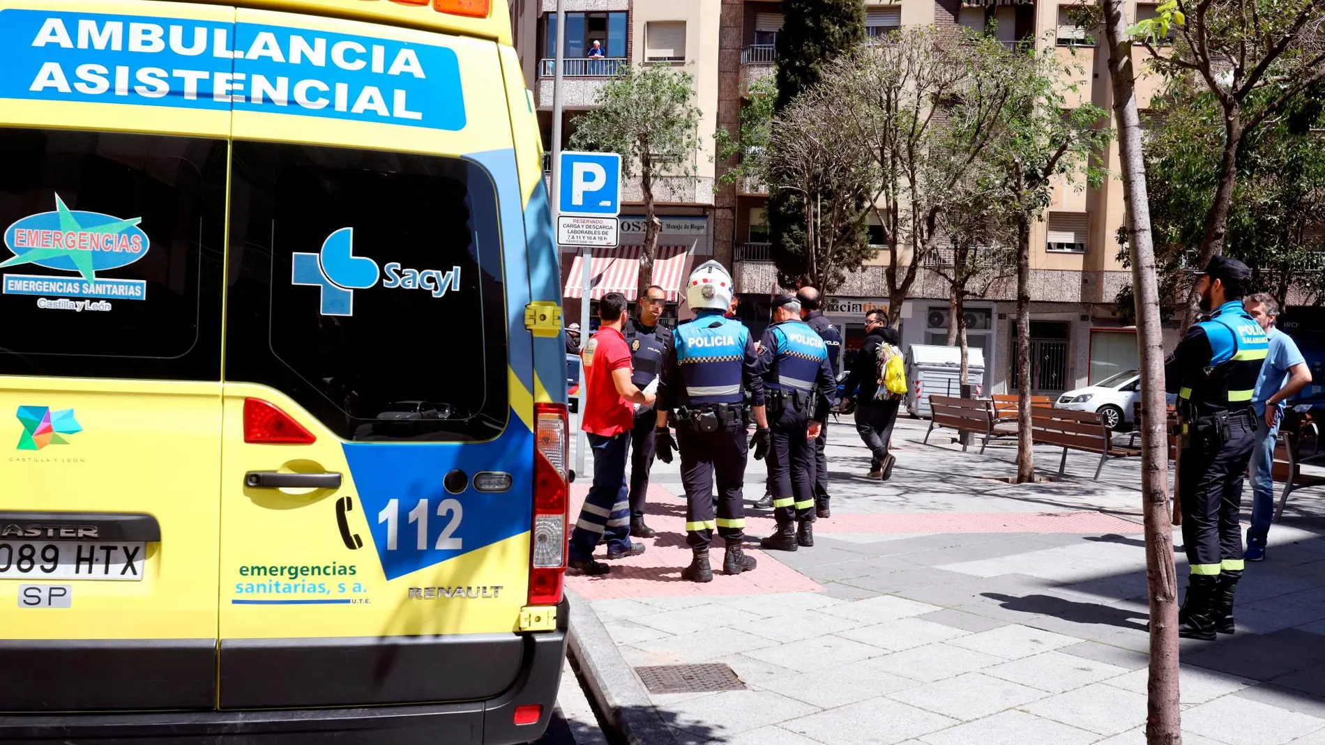 Efectivos policiales y un vehículo de Emergencias en la plaza del Poeta Claudio Rodríguez / Foto: Efe