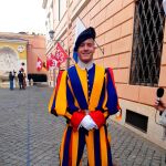 Un comandante de la Guardia Suiza, el ejercito más pequeño y mas antiguo del mundo que desde más de 500 años se ocupa de la seguridad del papa