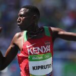 Conseslus Kipruto de Kenia celebra su victoria en la carrera de 3000m obstáculos.