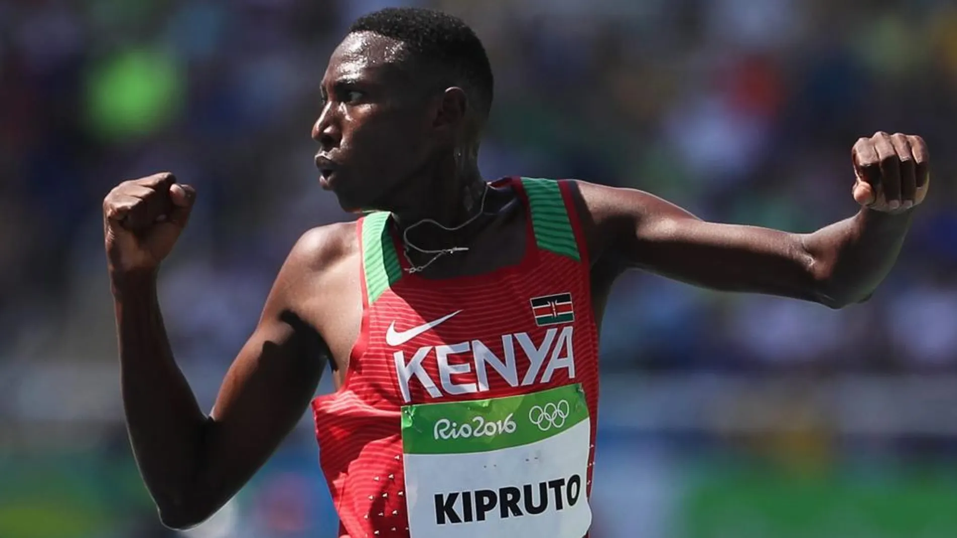 Conseslus Kipruto de Kenia celebra su victoria en la carrera de 3000m obstáculos.