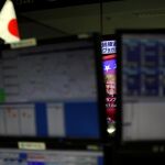 Donald Trump en un monitor de televisión en la bolsa de Tokio.