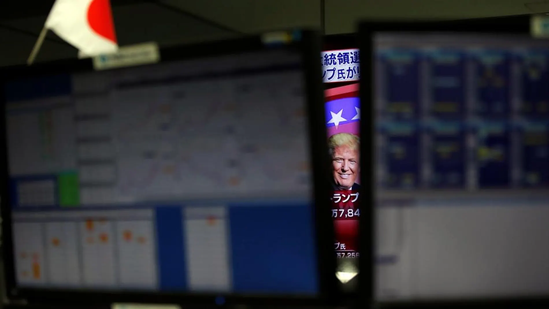 Donald Trump en un monitor de televisión en la bolsa de Tokio.
