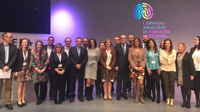 La consejera de Educación, Sonia Gaya, posa junto a los protagonistas de las primeras jornadas andaluzas de FP, celebradas en Sevilla