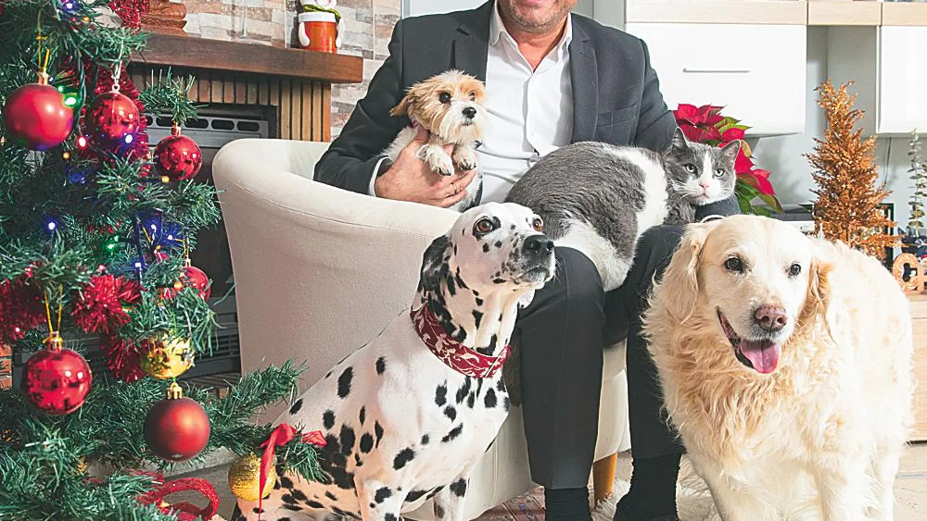 El periodista posa con Tommy, Roxi, Kiti y Nana