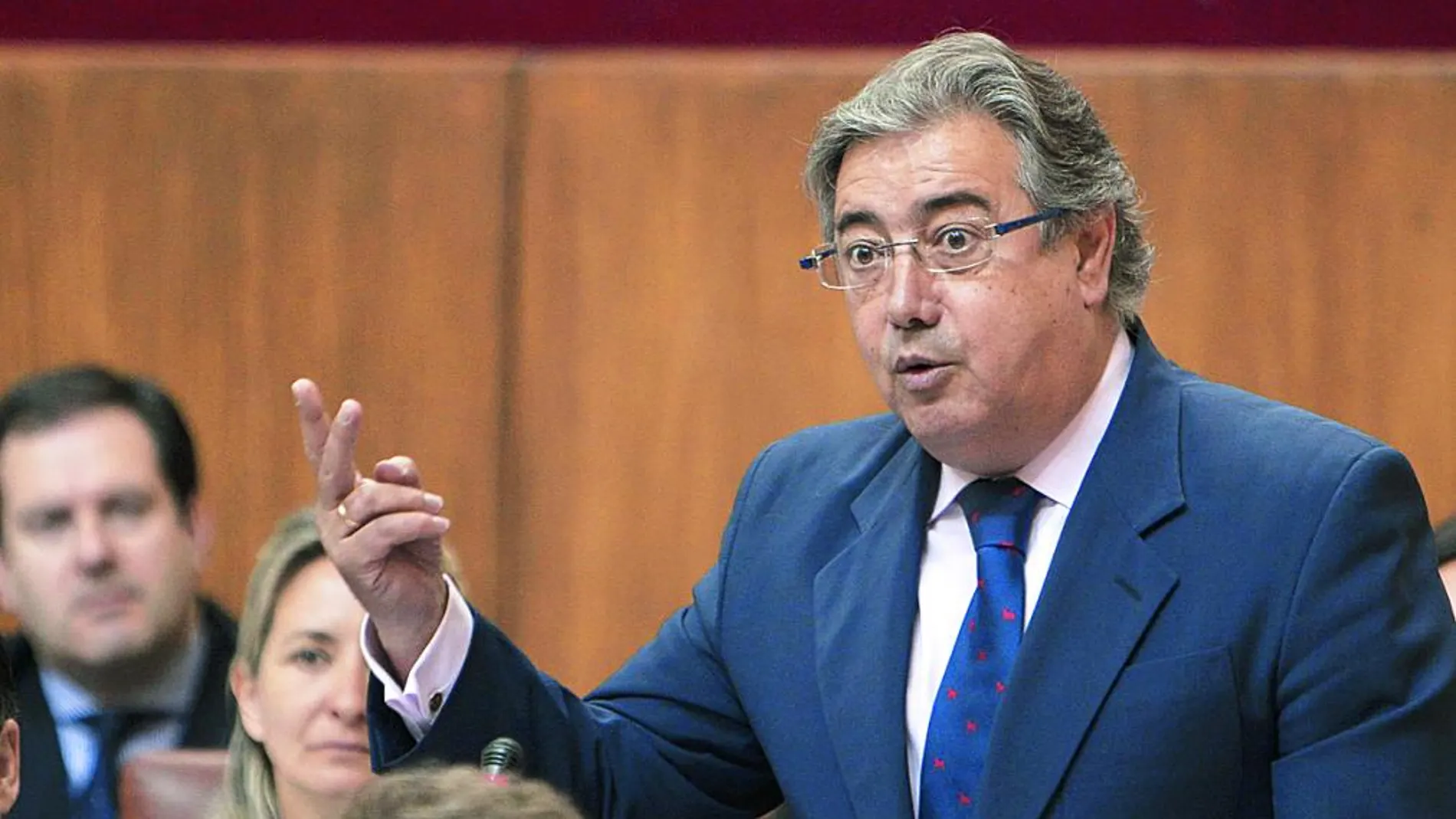 El presidente del PP andaluz, Juan Ignacio Zoido, formula una pregunta relativa a la calidad de vida de los andaluces durante la sesión de control al ejecutivo que ha tenido lugar hoy, 9 de Mayo de 2013, en la cámara regional en Sevilla.