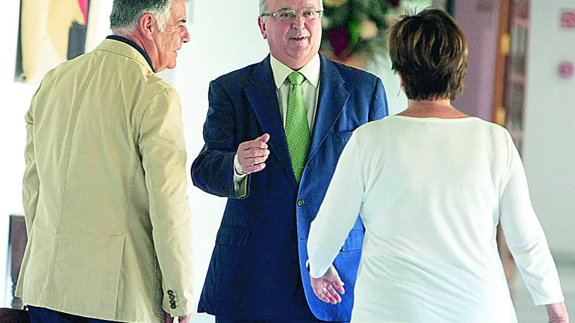 Antonio Fernández se cruza en el Parlamento con Viera, en el transcurso de la comisión de investigación.