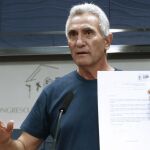 Diego Cañamero muestra el documento que ha entregado en el registro del Congreso, en el que renunció ante notario al aforamiento