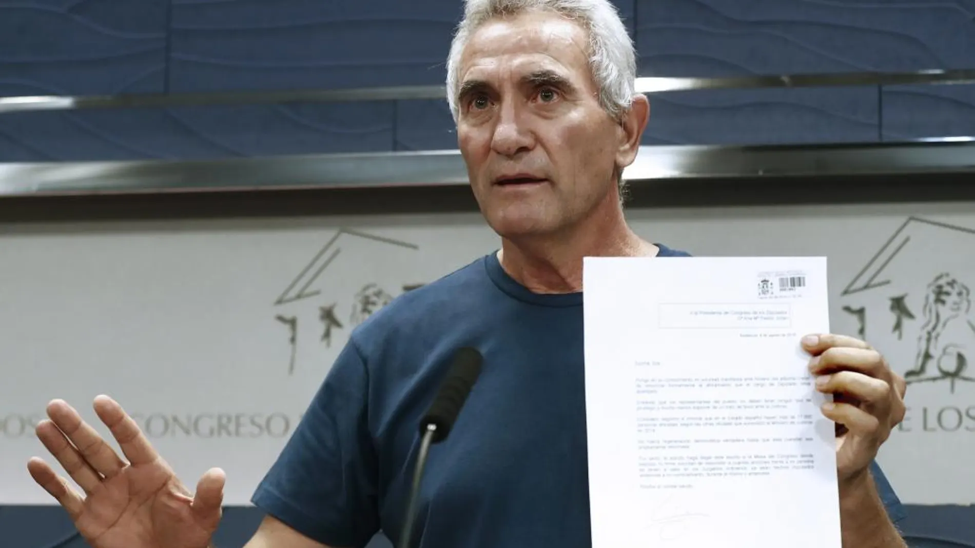 Diego Cañamero muestra el documento que ha entregado en el registro del Congreso, en el que renunció ante notario al aforamiento