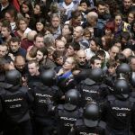 Agentes antidisturbios de la Policía Nacional forman un cordón de seguridad el pasado domingo en Barcelona.