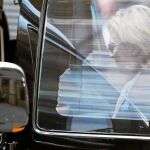 La candidata demócrata entra en su coche tras sufrir un vahído durante el homenaje a las víctimas del 11-S, en Nueva York