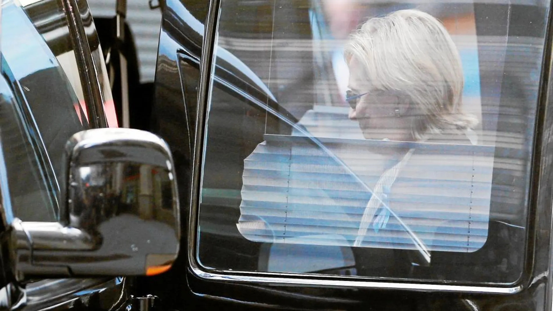 La candidata demócrata entra en su coche tras sufrir un vahído durante el homenaje a las víctimas del 11-S, en Nueva York