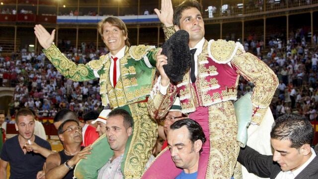 El Cordobés y Rivera Ordóñez, en imagen de archivo, salen a hombros de Alicante