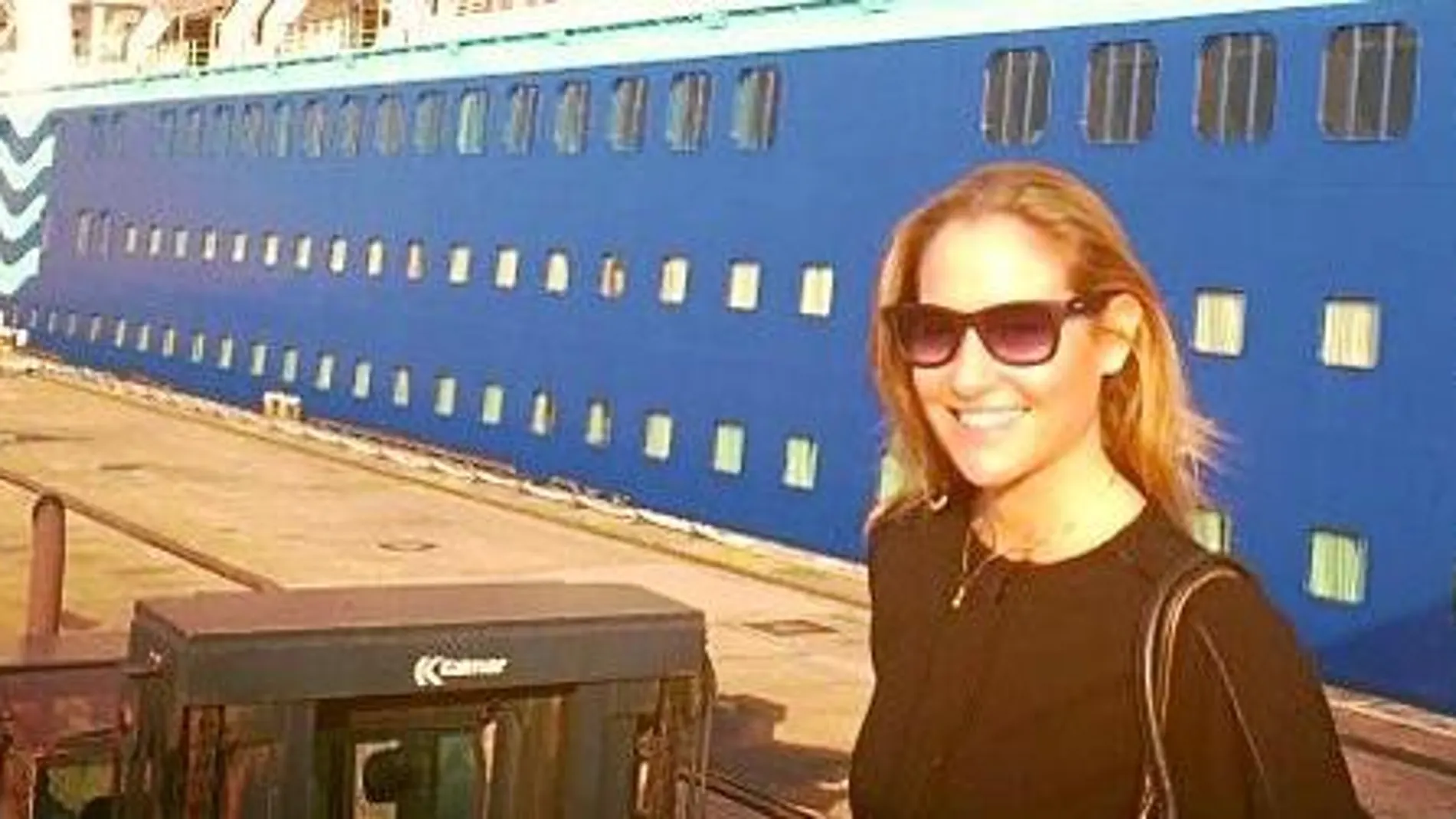 Fiona posa frente al crucero que organiza Pullmantur