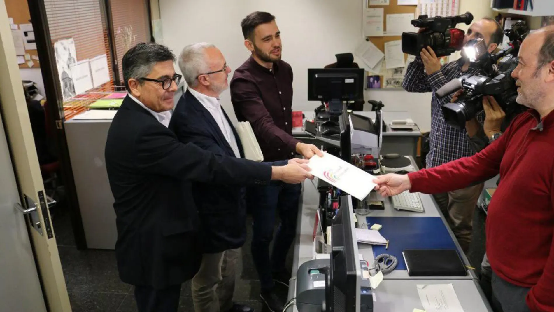 Los representantes de los tres partidos registraron ayer la proposición de ley que ahora deberá ser apoyada por PP y Ciudadanos que, de momento, no la ven con buenos ojos.