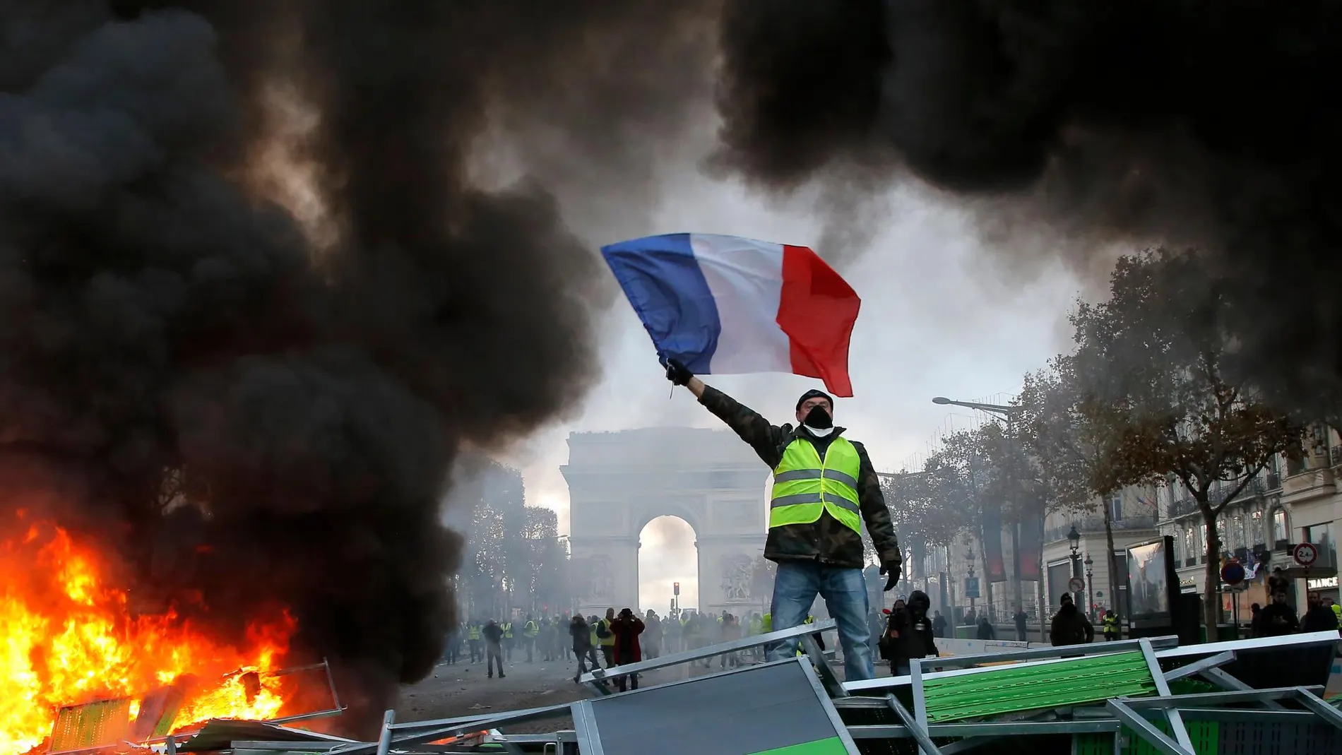 encender un fuego Sentido táctil metano La Torre Eiffel, entre los monumentos de París que cerrarán el sábado por  la protesta de los chalecos amarillos