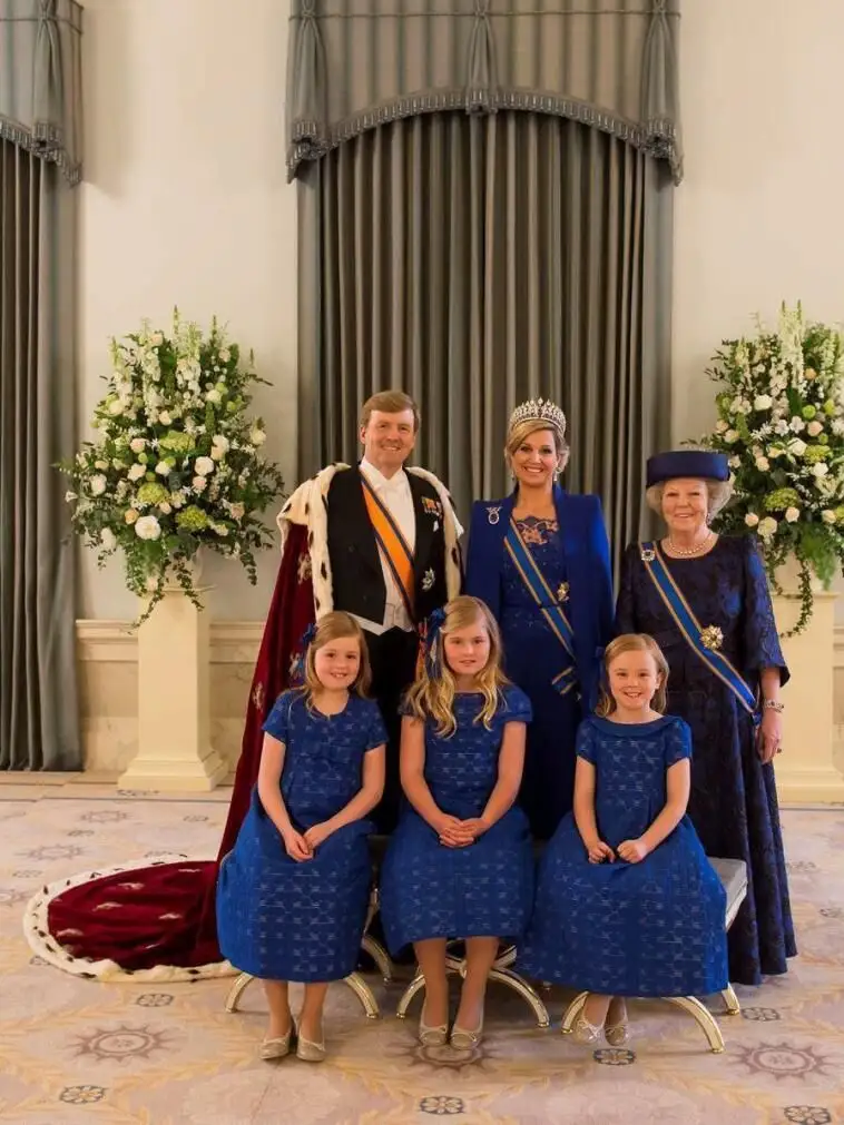 El rey Guillermo Alejandro, la reina Máxima, la princesa Beatriz, y Alexia, Catharina-Amalia y Ariane, posan tras la investidura de Guillermo-Alejandro como monarca de los Países Bajos, en el Palacio Real de Ámsterdam (Holanda)