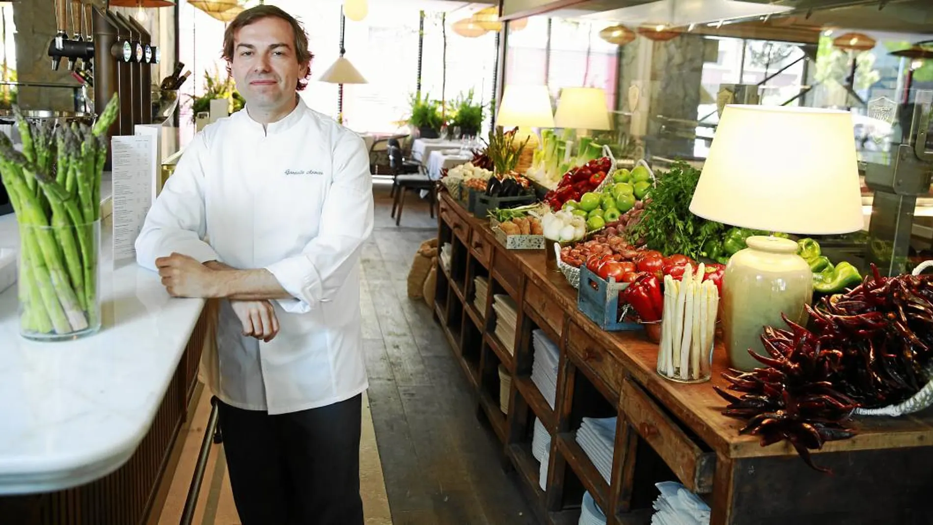 La parrilla preside el restaurante Carbón Negro con Gonzalo Armas al frente. El nivel de la cocina dulce se encuentra a la misma altura que la salada
