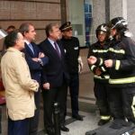 El alcalde Antonio Silván y el concejal Fernando Salguero atienden a las explicaciones de los bomberos / César/Ayuntamiento de León
