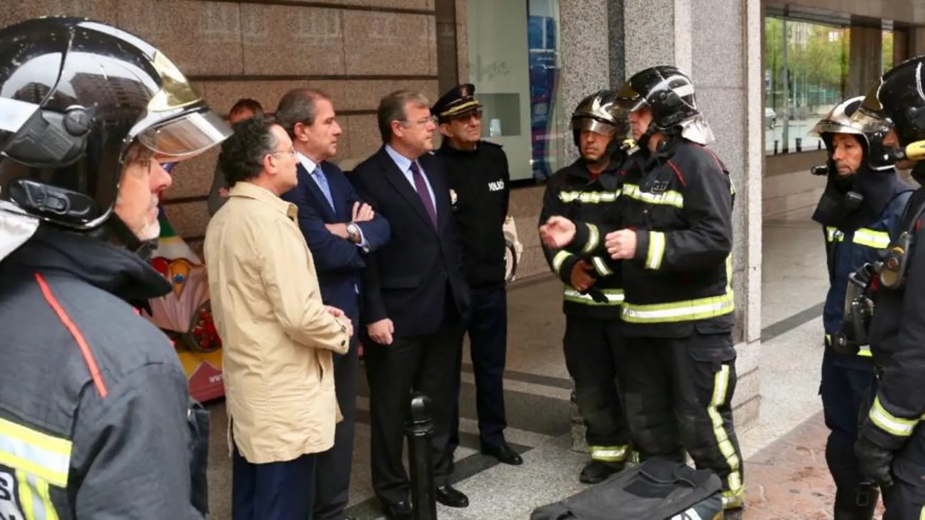 El alcalde Antonio Silván y el concejal Fernando Salguero atienden a las explicaciones de los bomberos / César/Ayuntamiento de León