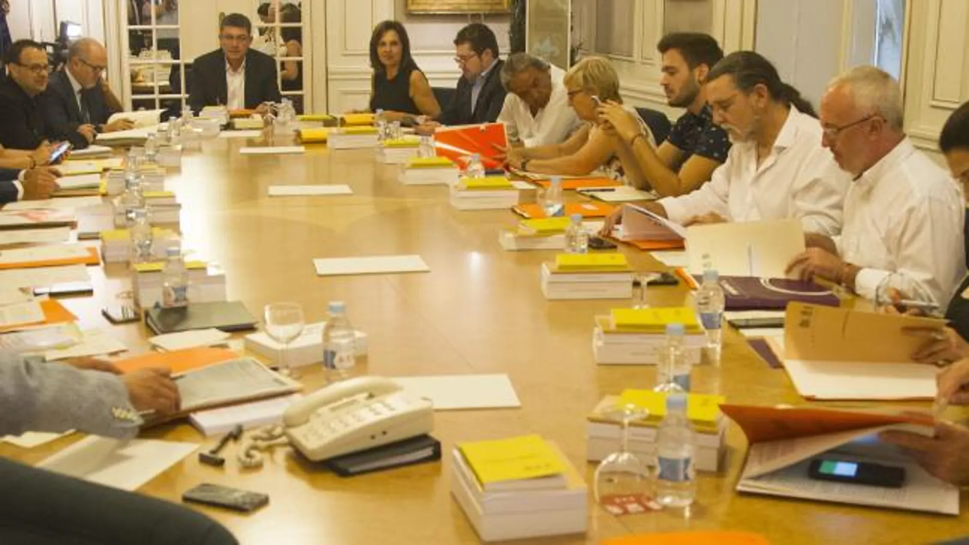 En la imagen, la junta de portavoces de los grupos parlamentarios de Les Corts, reunida ayer por la mañana