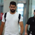 El delantero hispano-brasileño Diego Costa a su llegada al aeropuerto de Madrid