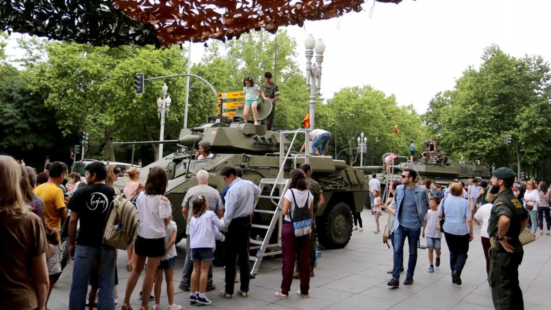 La muestra estática de material militar, con carros de combate y piezas de alta tecnología, que se expone junto a la Academia de Caballería de Valladolid, atrae cada año a miles de personas /Ical
