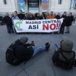 Mientras la alcaldesa, Manuela Carmena, aprobaba Madrid Central, decenas de afectados por el cierre del Centro al tráfico se manifestaron a las puertas del Ayuntamiento de la capital