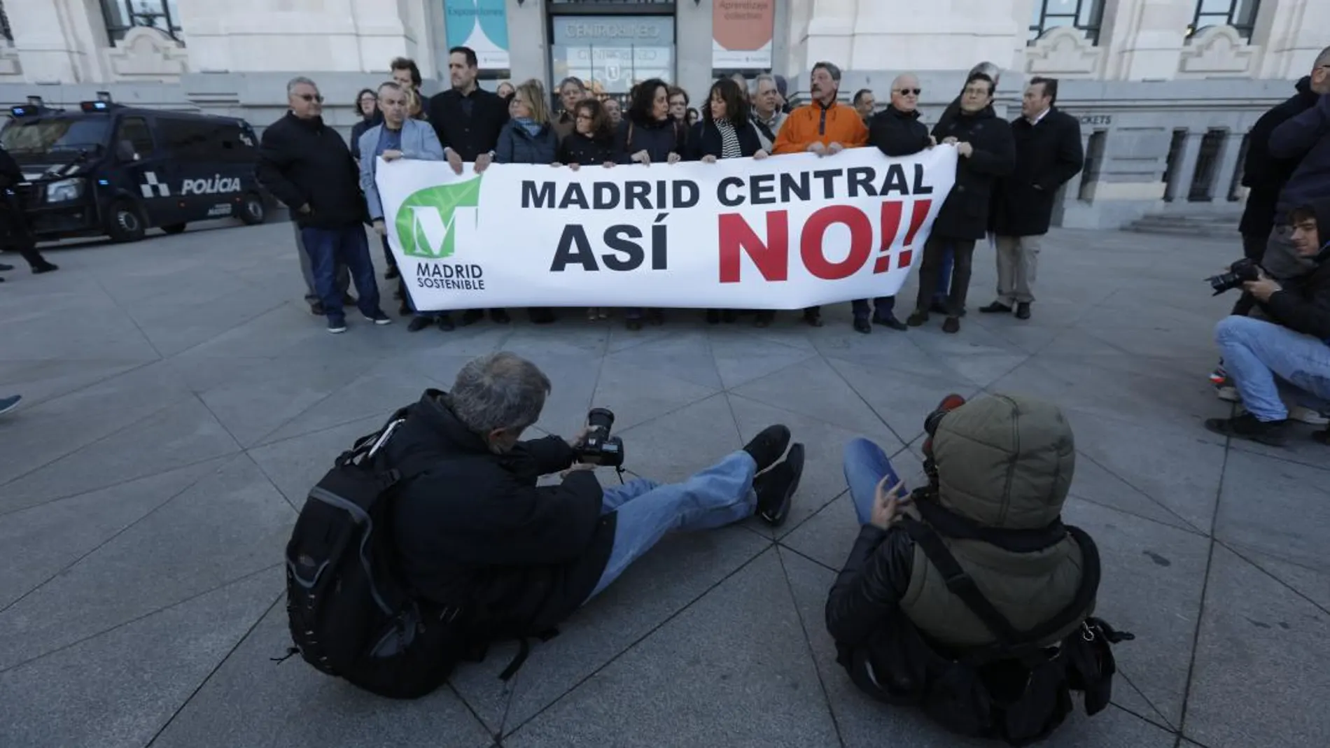 Mientras la alcaldesa, Manuela Carmena, aprobaba Madrid Central, decenas de afectados por el cierre del Centro al tráfico se manifestaron a las puertas del Ayuntamiento de la capital