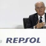 El presidente de Repsol, Antonio Brufau, durante su intervención en la junta de accionistas de la compañía / Efe
