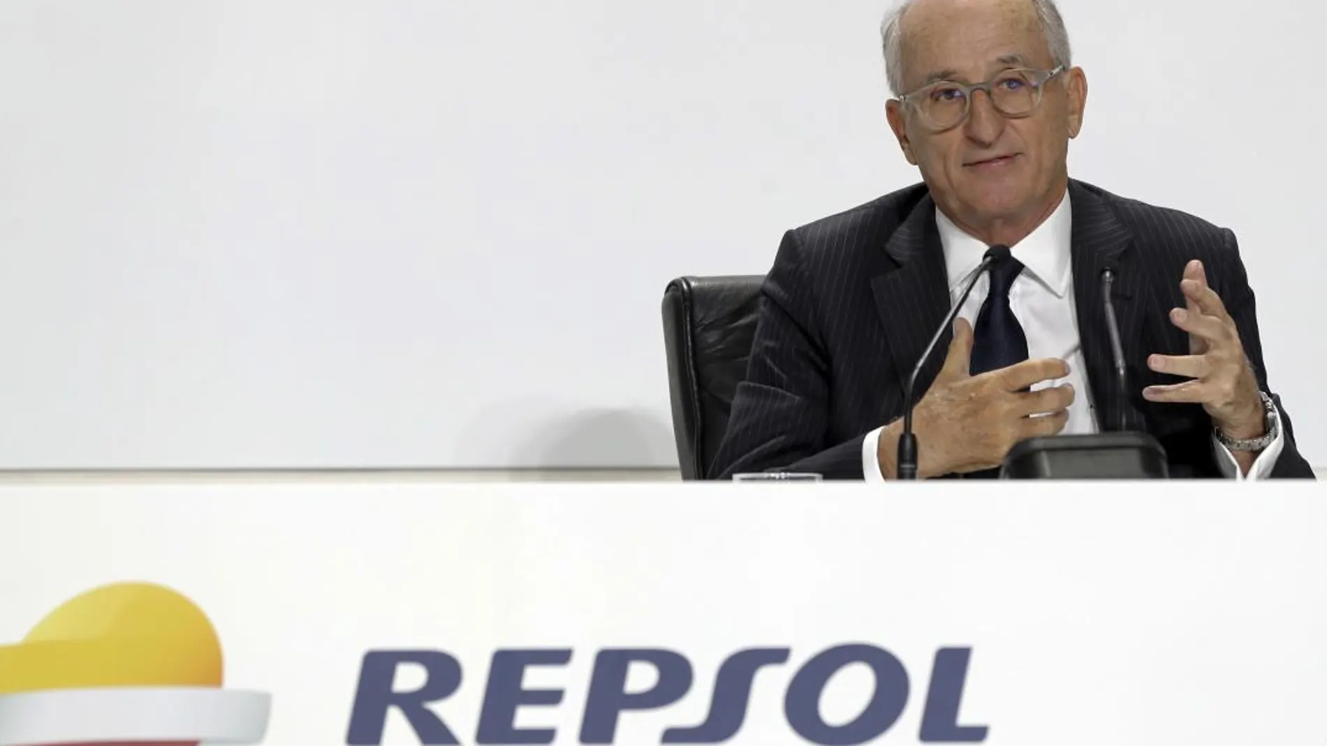El presidente de Repsol, Antonio Brufau, durante su intervención en la junta de accionistas de la compañía / Efe