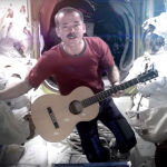 El astronauta canadiense Chris Hadfield tocando la guitarra en una misión de la Estación Espacial Internacional / Foto: ESA