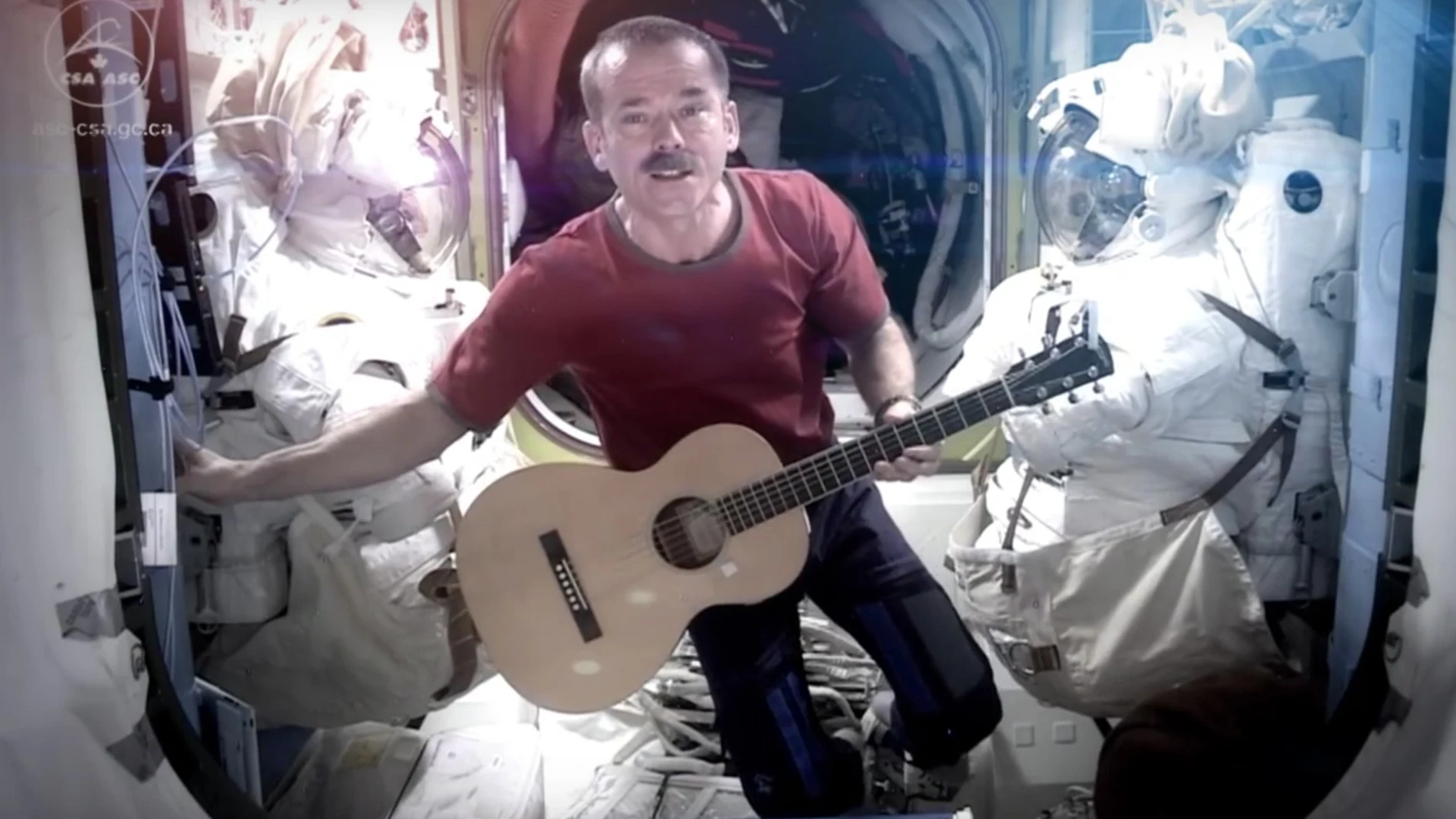 El astronauta canadiense Chris Hadfield tocando la guitarra en una misión de la Estación Espacial Internacional / Foto: ESA