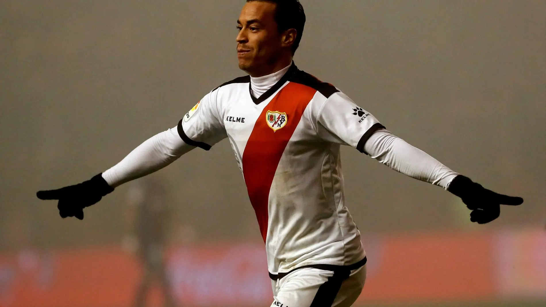 El delantero del Rayo Vallecano Raúl de Tomás celebra su gol ante el Levante, durante el partido correspondiente a la 17ª jornada de LaLiga Santander que el Rayo Vallecano y el Levante disputan esta tarde en el campo de Vallecas / EFE