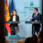 La consejera de Empleo, Rocío Blanco, y el portavoz de la Junta, Elías Bendodo, tras el Consejo de Gobierno /Foto: EFE